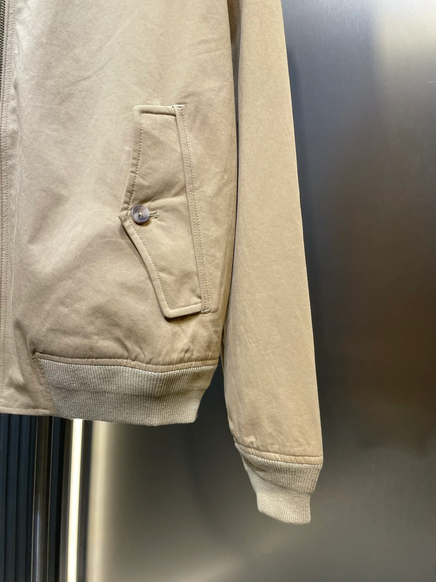 P560 Ralph Lauren 🌟 Embroidered zipper jacket Customized elegant cotton fine twill fabric Soft and silky Comfortable against the skin With khaki as the base color Soft and unobtrusive Just right to show a kind of restrained elegance Exquisite pony logo embellished with an atmosphere of freedom and vitality Injecting the brand soul charm Using simple and smooth lines to outline a tall and straight figure A unique and charming fashion masterpiece came into being Process 1: Adopting imported machine embroidery technology and using advanced computer control systems and precision mechanical components to achieve the iconic pony embroidery operation with high precision and smooth and delicate lines. Process 2: Template machine bag opening. The preset template guides the position, shape and size of the bag opening. The accuracy ensures the quality of the bag opening effect. Process 3: Infrared positioning cutting machine uses infrared emitters and infrared receivers to achieve precise positioning of materials. The accuracy can reach the micron level, thereby meeting the effect of high-precision cutting of plaid alignment. Process 4: The fabrics have been carefully washed and have a better feel. Not easy to deform, not easy to shrink, not easy to fade, and maintain long-term beauty. Accessories: Customized 1:1 Ralph Lauren horn buckle, Customized 1:1 Ralph Lauren zipper, Customized 1:1 leather lanyard, Customized 1:1 Ralph Lauren trademark. Version: Loose version. Size: S M L XL